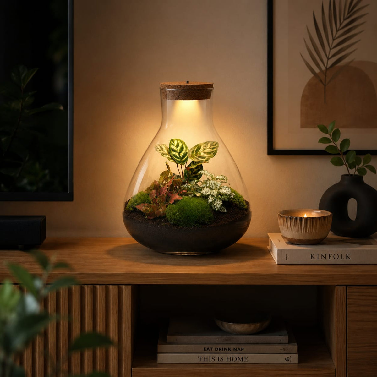 Glazen terrarium met groene planten als sfeervolle interieurdecoratie