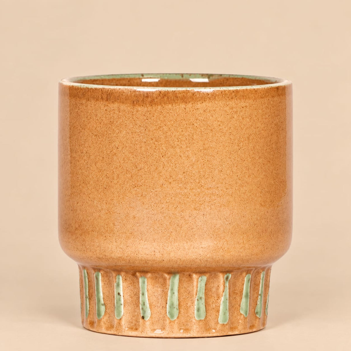 Bold sierpot in warme goudbruine tint met glanzende afwerking en lichtgroene verticale accenten aan de voet