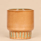 Bold sierpot in warme goudbruine tint met glanzende afwerking en lichtgroene verticale accenten aan de voet