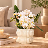 Witte Nazaré orchidee in witte Horizon sierpot op een houten tafel in de woonkamer